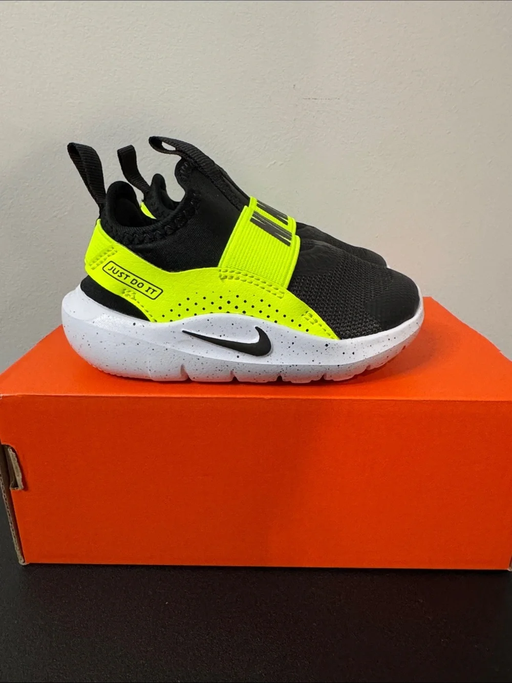 Nike Flex Runner Slip-On Sneakers Black Volt White Baby/Toddler Size 5C New NIB
